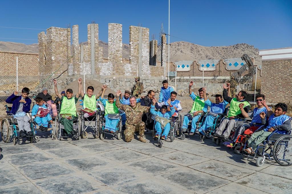 foto di gruppo con gli ospiti del PHF.jpg